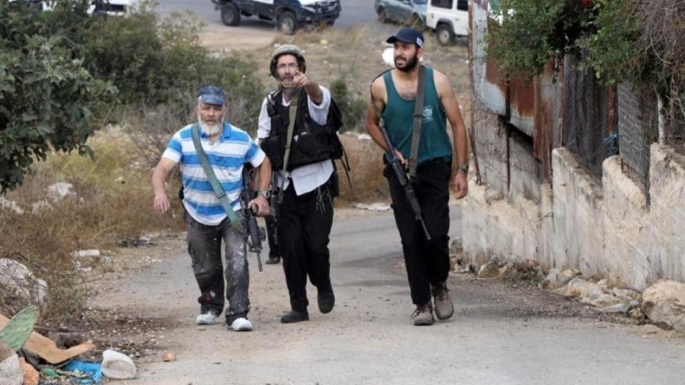 مستوطنون يهاجمون مركبات فلسطينيين قرب رام الله