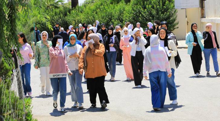 التوجيهي في يومه الأخير.. فرح وإشادة بـ"ورقة التاريخ"
