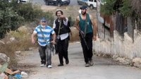 مستوطنون يهاجمون مركبات فلسطينيين قرب رام الله