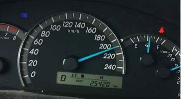 ضبط مركبة تسير بسرعة جنونية على طريق الأزرق