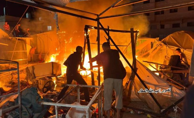 في اليوم الـ 303 للحرب.. الاحتلال ينفذ محرقة خيام جديدة  وسط قطاع غزة (فيديو)