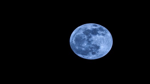 البدر "الأزرق العملاق" يزين سماء الأردن والمنطقة العربية