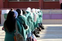 تعليمات لمدارس البنات.. "منع المراييل القصيرة والفيزون والمناكير والمكياج" (صورة)