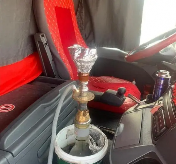 ضبط سائق مركبة شحن "قاطرة ومقطورة" يدخن الأرجيلة أثناء المسير على الطريق الصحراوي