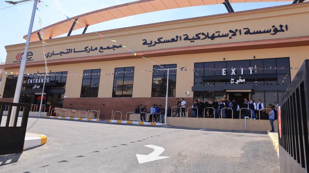 رئيس هيئة الأركان المشتركة يفتتح سوقا تجاريا ومسجدا في ماركا الشمالية