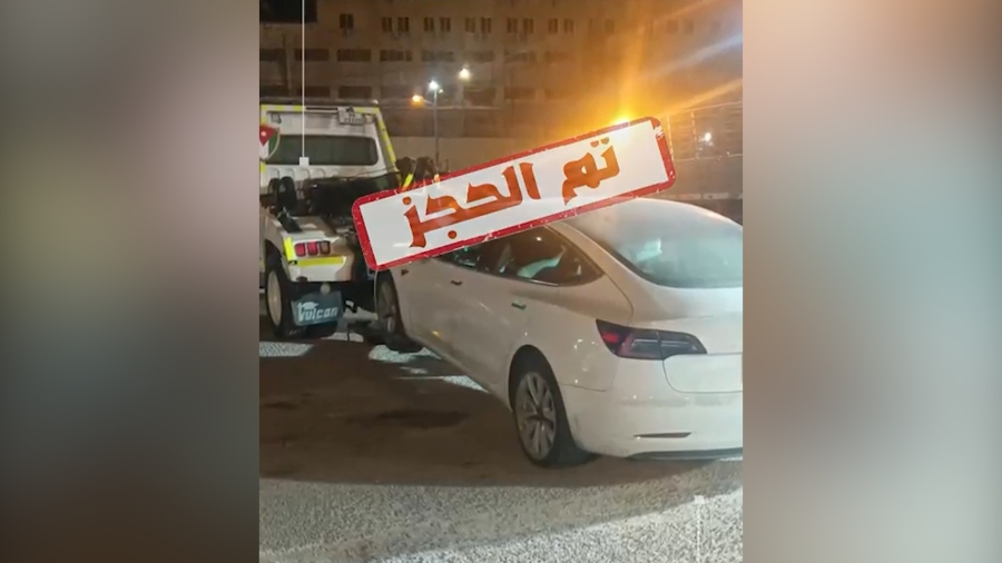 ضبط مركبة وحجزها بعد أن  قادها سائقها بتهور في مقطع فيديو مصور