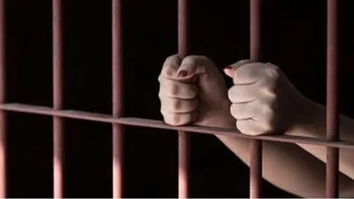 بالتفاصيل.. الحبس 12 عاما لمتهم صفع والدته وحاول قتلها وأشقاءه خنقا