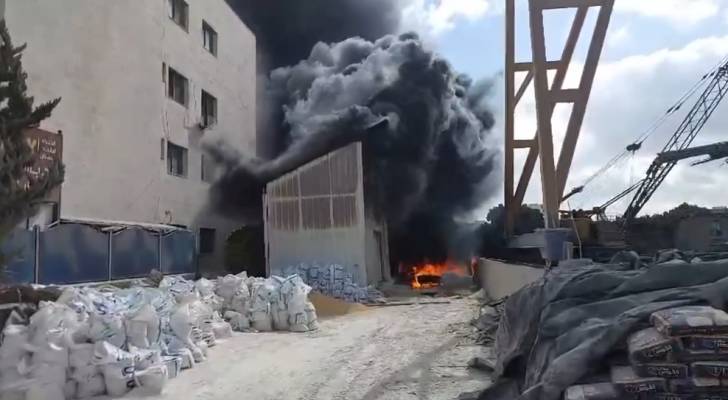 حريق هنجر كبير في منطقة المقابلين في عمان