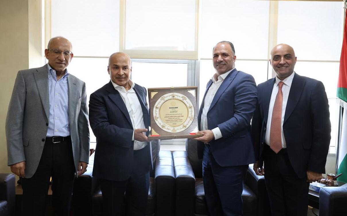 رئيس مجلس مفوضي هيئة تنظيم قطاع الطاقة والمعادن المهندس زياد السعايدة في مكاتب إدارة الشركة الأردنية الحديثة لخدمات الزيوت والمحروقات ( المناصير للزيوت والمحروقات )