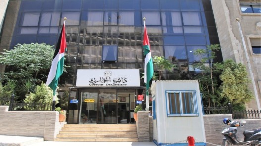 مدير عام الجمارك: ضبط 11 ألف عبوة سيجارة إلكترونية و"جوس" في شقة