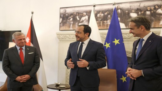 قبرص واليونان ترحبان بمبادرة الملك الإنسانية بآلية الجسر الجوي إلى غزة