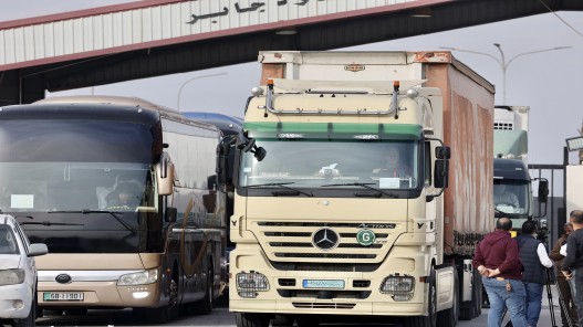 وزير الصناعة من معبر جابر: 500 شاحنة عبرت من الأردن إلى سوريا خلال 3 أيام