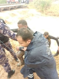 شاهد الصور..الدفاع المدني ينقذ طفلاً من الموت بعد أن جرفه السيل في محافظة الكرك ويخلي جثة شقيقته التي جرفها السيل