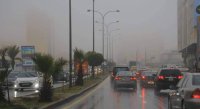 بدء تساقط الأمطار شمالي المملكة وتحذيرات من تدني مدى الرؤية برأس منيف