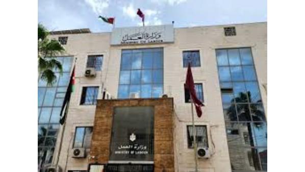 الزيود يكشف حقيقة تعيين موظف أو مستشار في وزارة العمل
