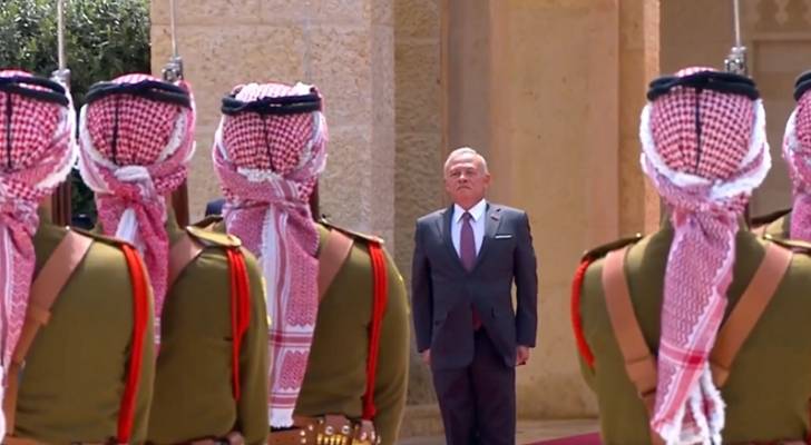 الملك يشهد مراسم رفع العلم بمناسبة اليوم الوطني للعلم الأردني