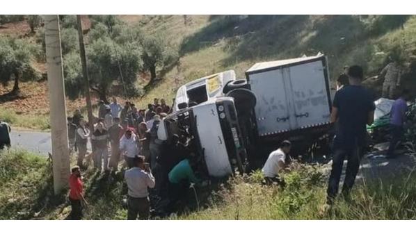 تسبب بوفاتين و 20 إصابة.. الكشف عن سبب حادث جرش المروع