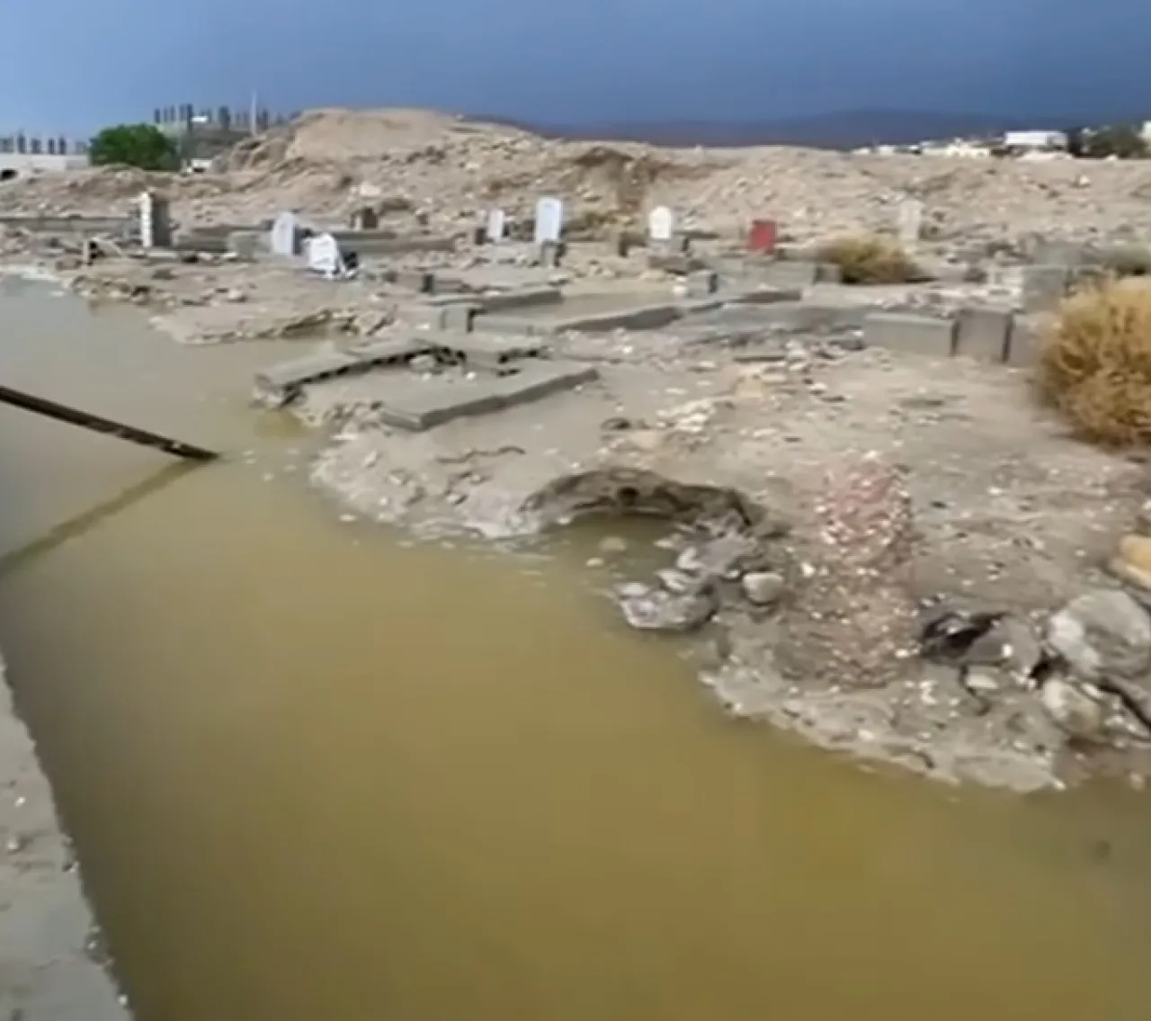السيول تداهم مقبرة في غور المزرعة وتتلف عددًا من القبور