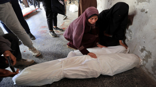 شهداء في قصف إسرائيلي على منازل وخيام نازحين وسط وجنوب غزة