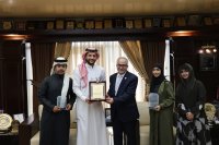 رئيس عمان الأهلية يكرم مجموعة من الطلبة السعوديين المتميزين