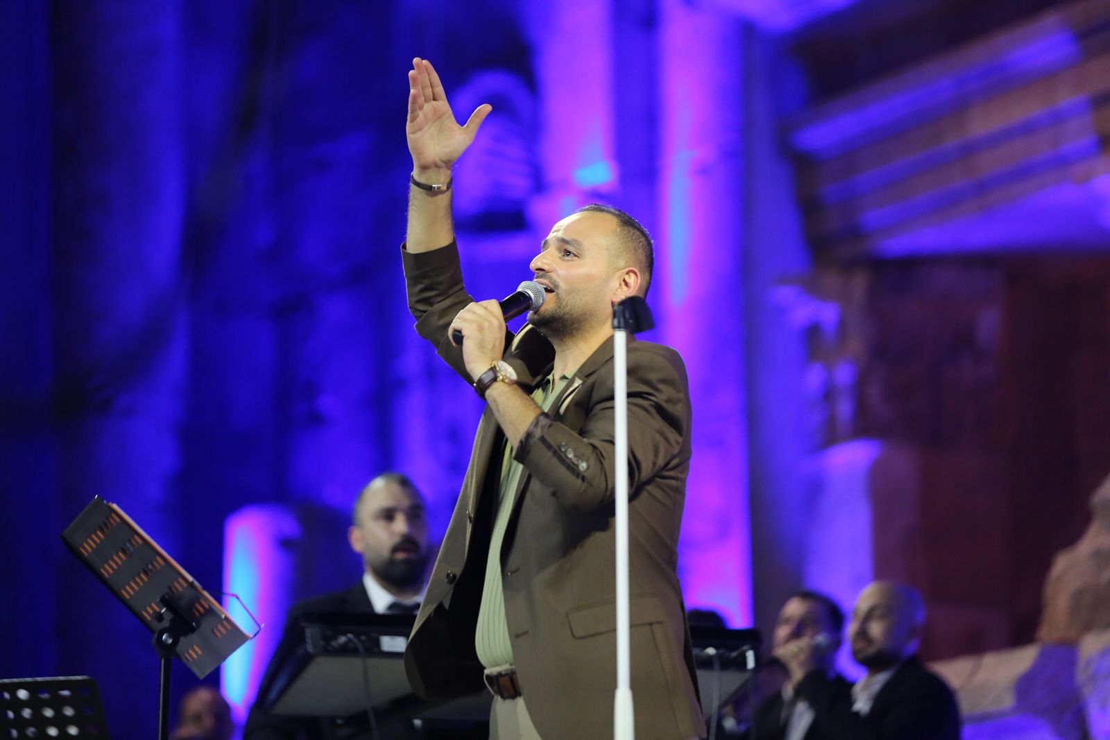 بالصور.. عيسى السقار يتفوق على نجوم جرش بجمهوره