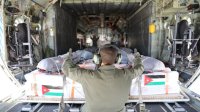 الجيش ينفذ إنزالين جويين لإيصال المساعدات الإنسانية إلى غزة بمشاركة الإمارات