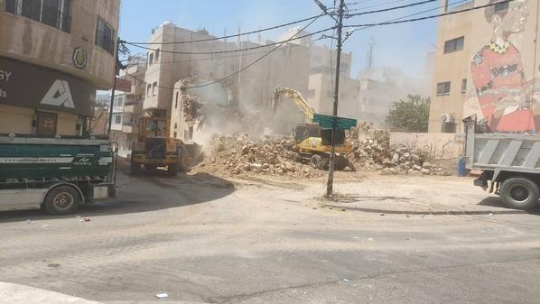 إزالة مبنى متهالك في الوسط التجاري حفاظا على الأرواح والممتلكات في جرش