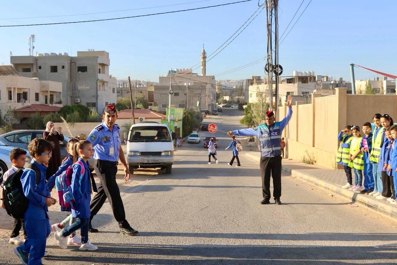 شاهد الصور.. هذا ما فعله رجال الأمن في المدارس مع بدء العام الدراسي