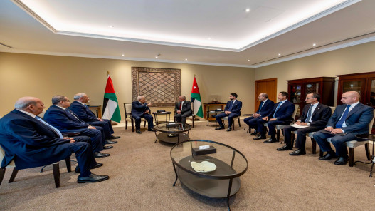 الملك يؤكد للرئيس عباس دعم الأردن الراسخ للأشقاء الفلسطينيين