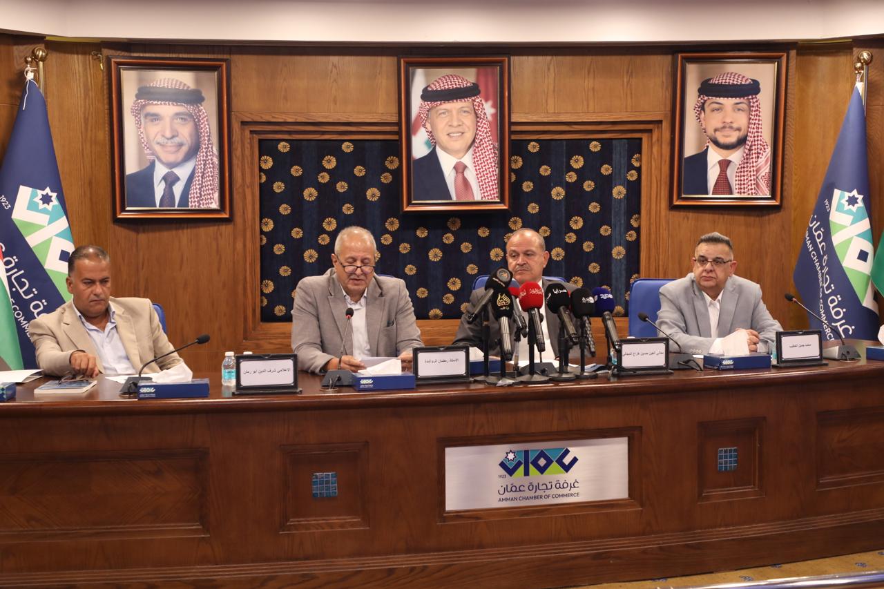 إشهار كتاب "حين يصمت السلاح... تبدأ القصة" للعقيد المتقاعد الخطيب - شاهد الصور