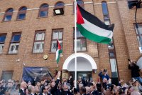 رفع علم فلسطين فوق مبنى سفارتها في لندن