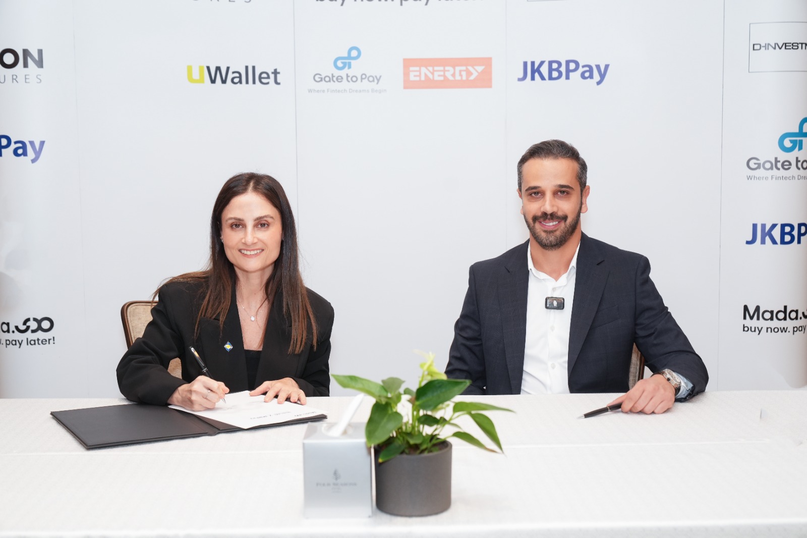 البنك الأردني الكويتي يوقّع مذكرة تفاهم مع شركة مدى لإطلاق خدمة "اشترِ الآن وادفع لاحقاً" عبر JKB Pay