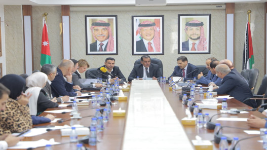 "الإدارية النيابية" توصي بمراجعة آليات التعيين وتعزيز الشفافية والعدالة في الوظائف الحكومية