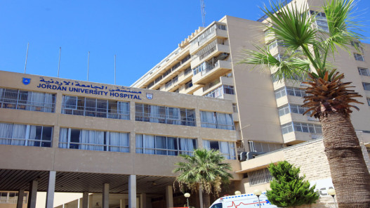 توقيف موظف سابق في مستشفى الجامعة بتهم الاحتيال وإهدار المال العام