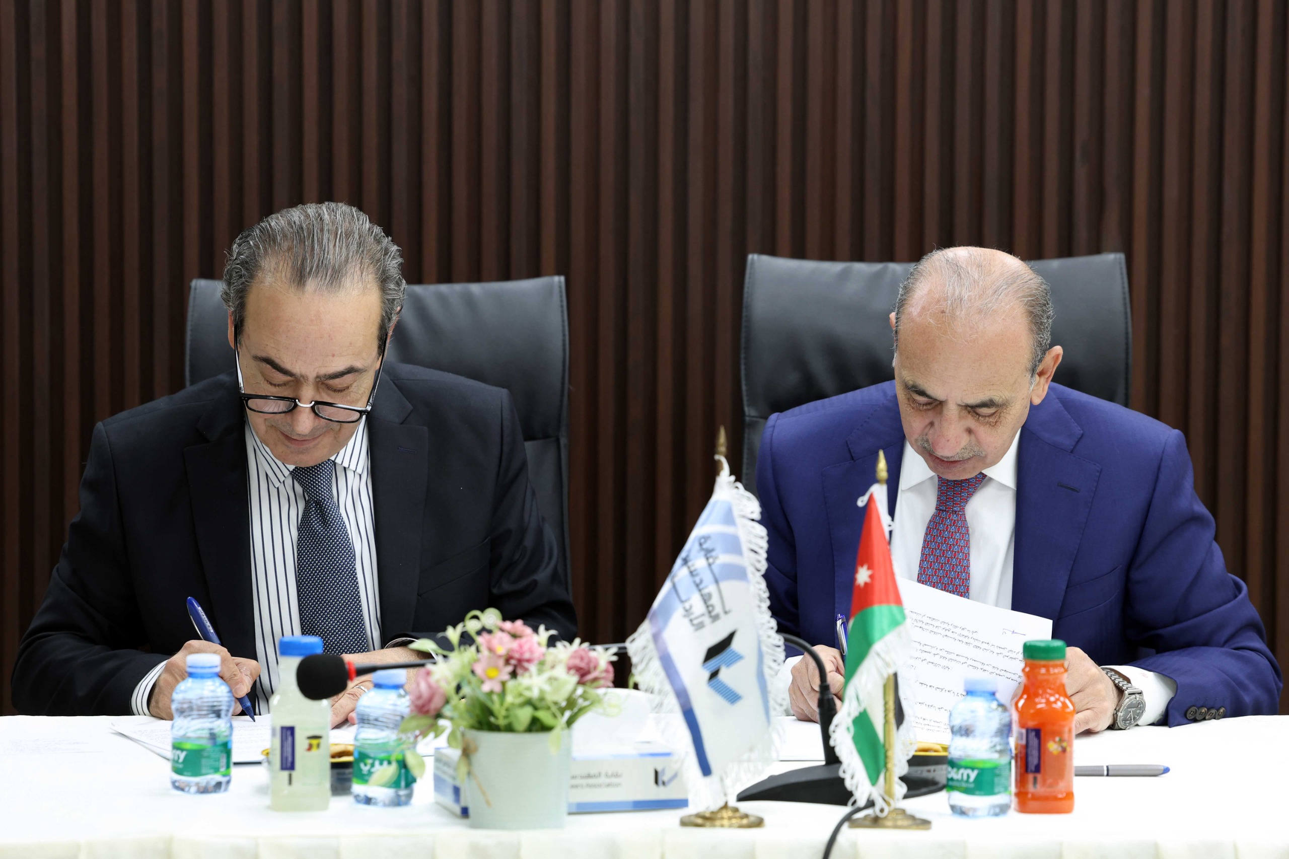 مذكرة تفاهم تهدف إلى تقديم تسهيلات لترخيص الأبنية القائمة في المحافظات