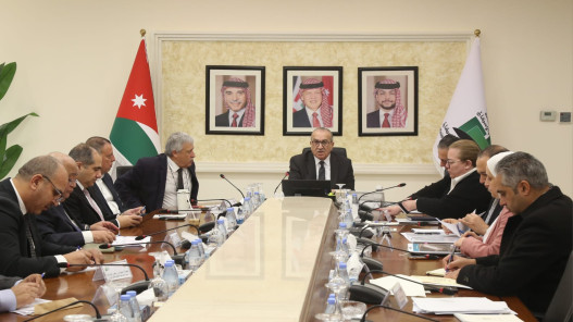 الحكومة تبحث خطط تطوير جسر الملك حسين وتعزيز كفاءة المراكز الحدودية