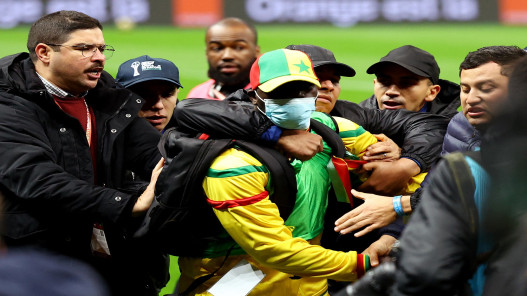 أمم إفريقيا.. رئيس "الفيفا" يدين مشاهد "غير مقبولة" خلال النهائي