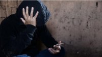 سلوكيات مقلقة تكشف الإدمان والاضطرابات النفسية… "الصحة" تحذّر وتدعو للعلاج المجاني