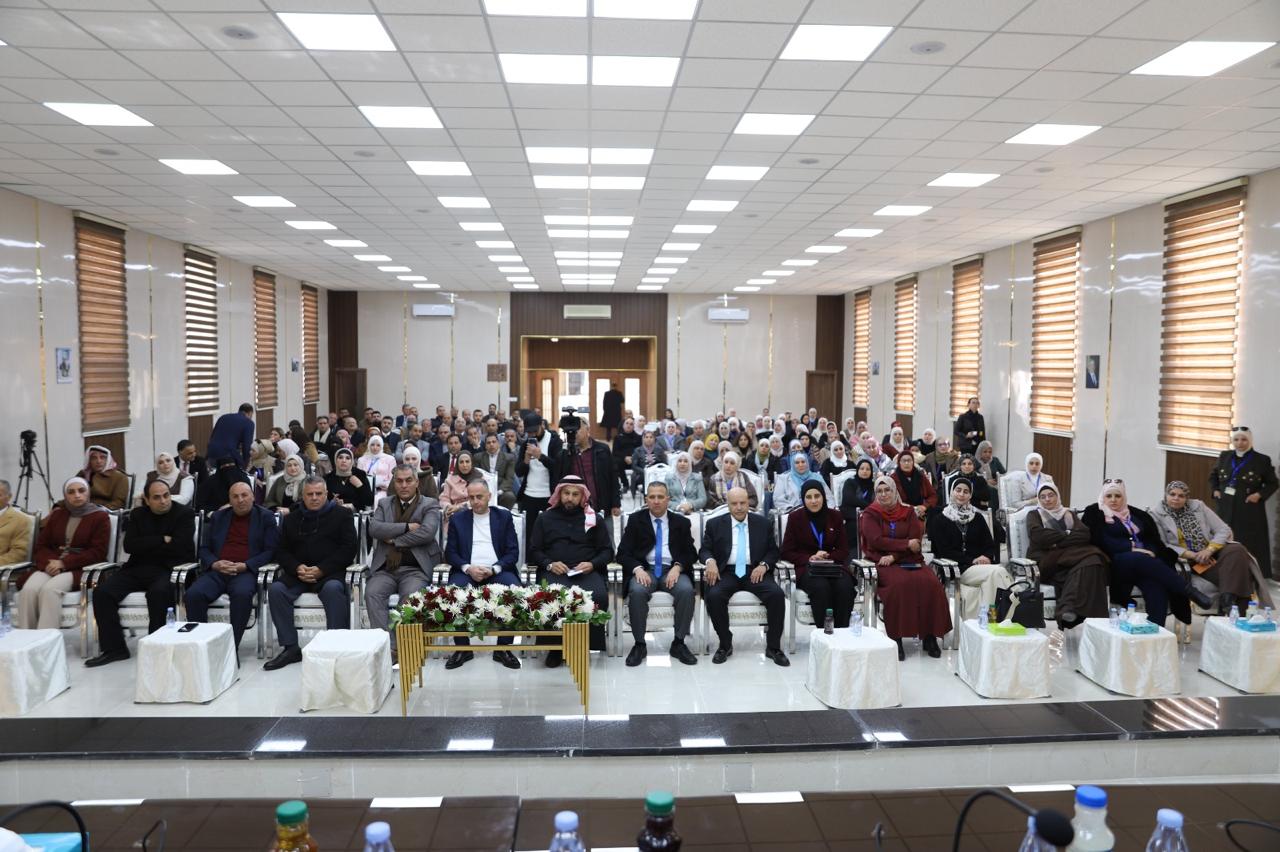 رئيس جامعة البلقاء التطبيقية يلتقي الهيئتين الإدارية والأكاديمية في كلية الكرك الجامعية