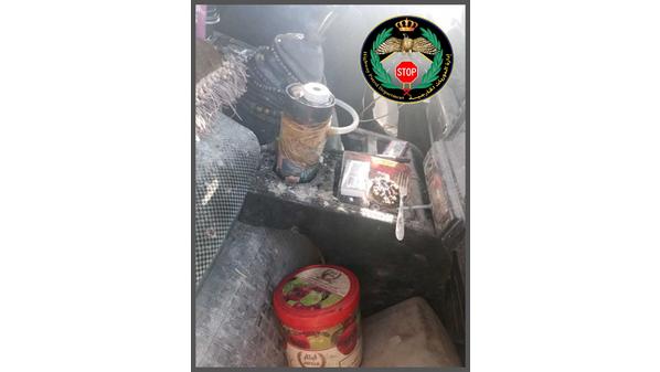 ضبط سائق مركبة يدخن الأرجيلة أثناء القيادة على طريق المطار