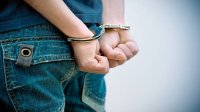 القبض على حدث من جنسية عربية قتل صديقه وأصاب والده