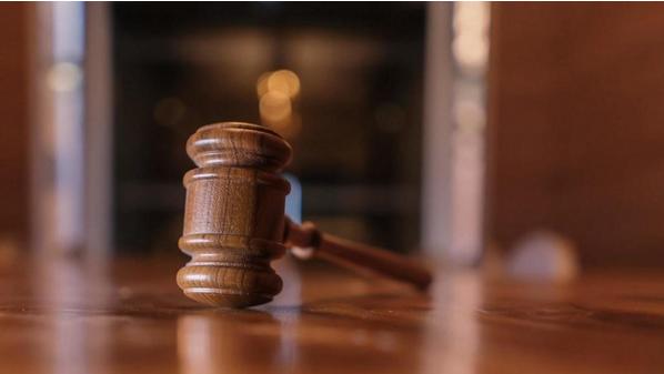 محاكم تمهل متهمين لتسليم أنفسهم أو اعتبارهم فارين من العدالة (أسماء)