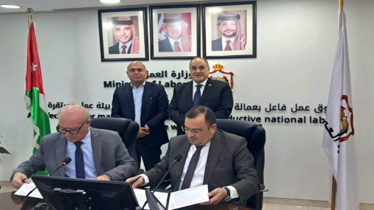 عقد عمل جماعي لتحسين المزايا الوظيفية لـ 160 عاملا وعاملة في صناعة الأدوية