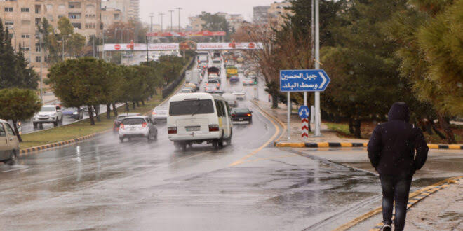 أمطار رعدية غزيرة وتحذيرات من السيول الأربعاء والخميس