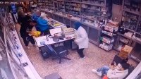 بطولة خارج الدوام.. رجل دفاع مدني ينقذ طفلة من الاختناق في سوق الزرقاء