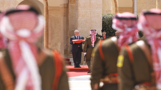 الملك يشهد مراسم رفع العلم بمناسبة اليوم الوطني للعلم الأردني