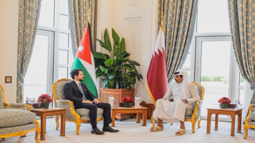 ولي العهد يلتقي أمير قطر ويؤكد تضامنه مع دول الخليج ويدعو لتهدئة شاملة