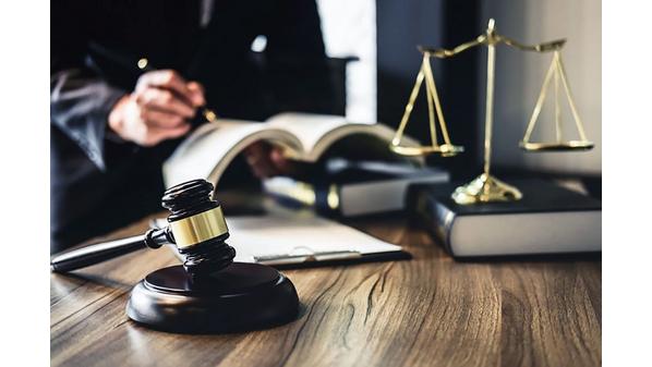 الإدارية تؤيد وقف محامية مؤقتاً بسبب منشورات على مواقع التواصل