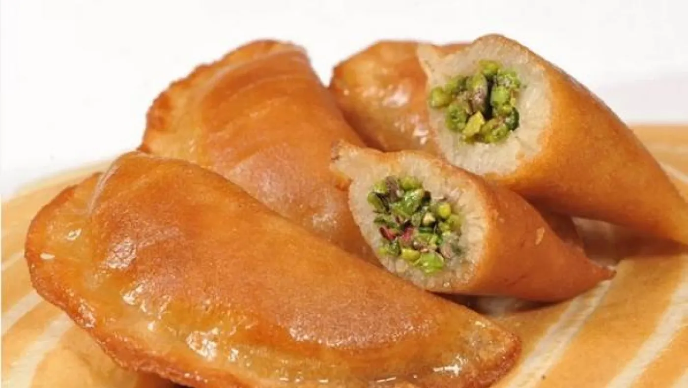 القطايف طبق الحلويات الأكثر شعبية في رمضان