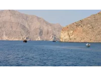 هرمز يعيد شبح المواجهة.. إيران تغلق المضيق وواشنطن توسع ضرباتها